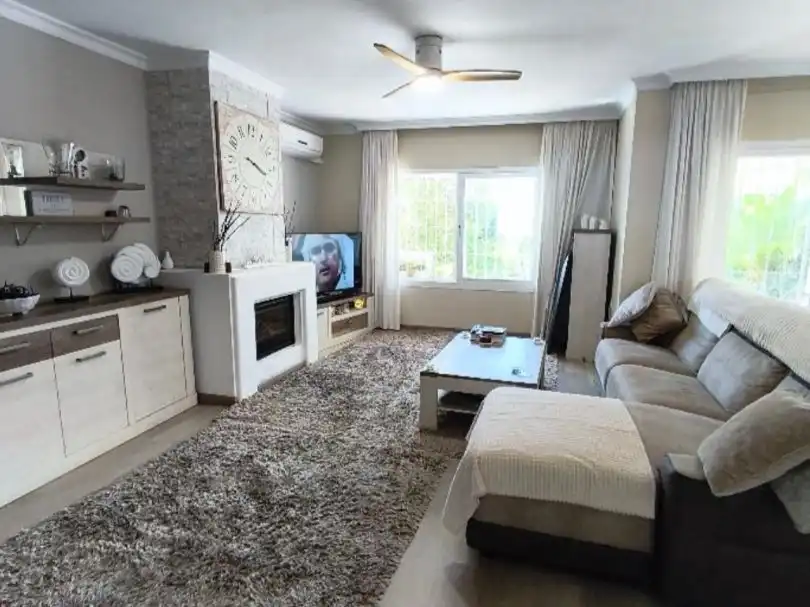 Sala d'estar de Casa o xalet en venda en Mijas amb Aire condicionat, Terrassa i Balcó