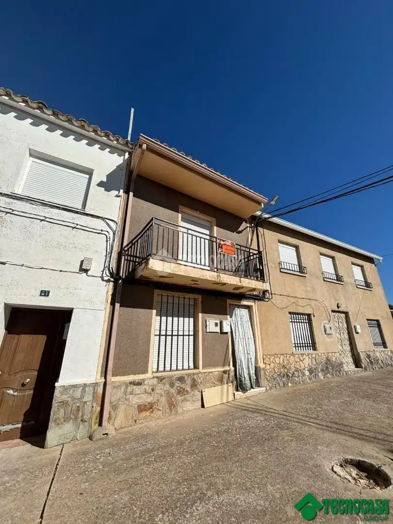 Vista exterior de Casa adosada en venta en Alcázar del Rey, Cuenca