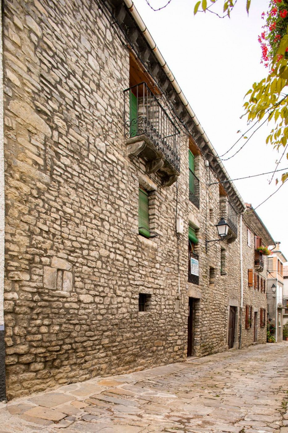 Vista exterior de Casa o xalet en venda en Sabiñánigo amb Calefacció, Jardí privat i Terrassa