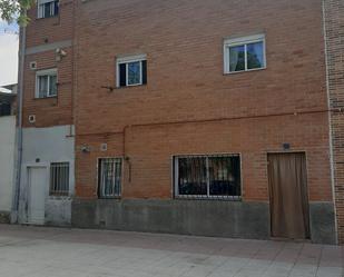 Vista exterior de Casa adosada en venda en Coslada amb Aire condicionat, Terrassa i Balcó