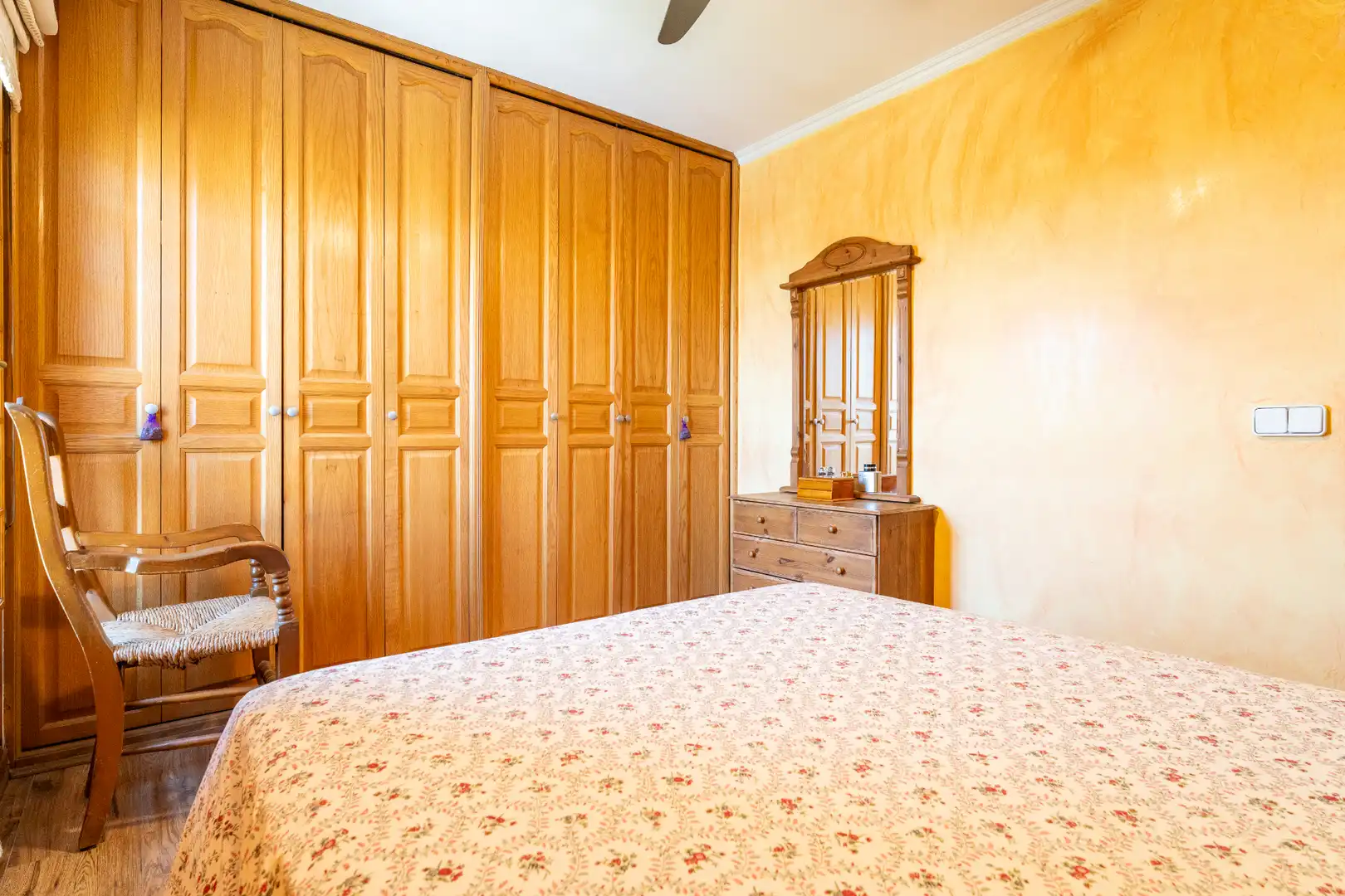 Schlafzimmer von Dachboden zum Verkauf in Reus mit Klimaanlage, Heizung und Parkett