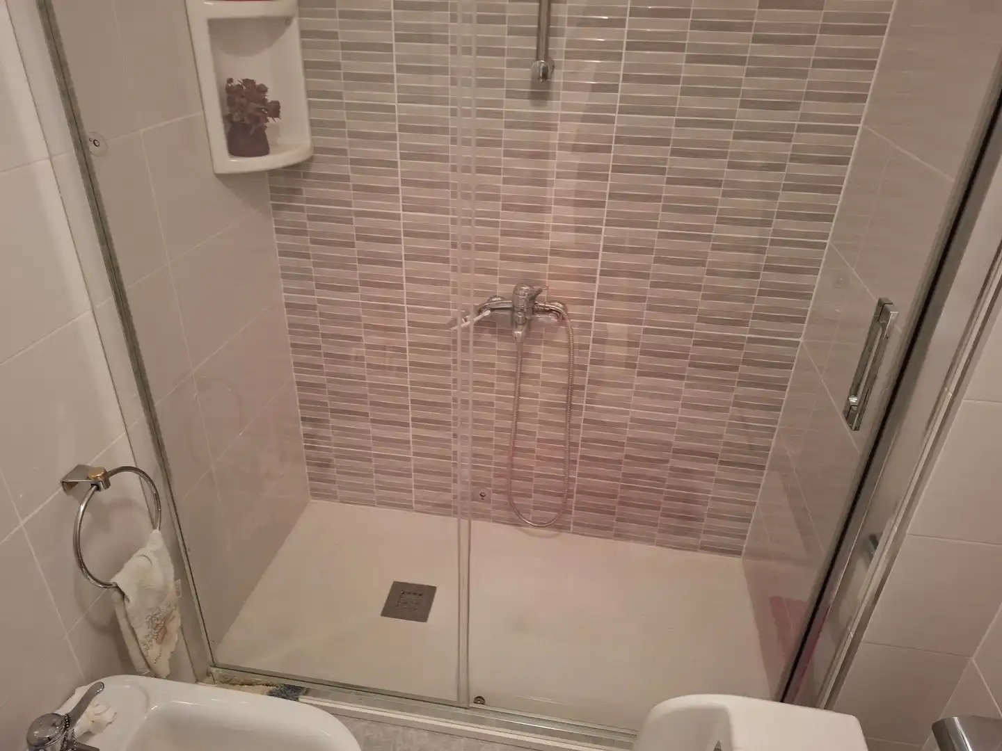 Bathroom of Flat for rent in Ourense Capital   with Heating and Furnished