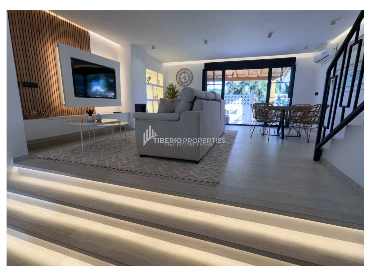 Sala d'estar de Casa adosada de lloguer en Casares amb Aire condicionat, Calefacció i Moblat