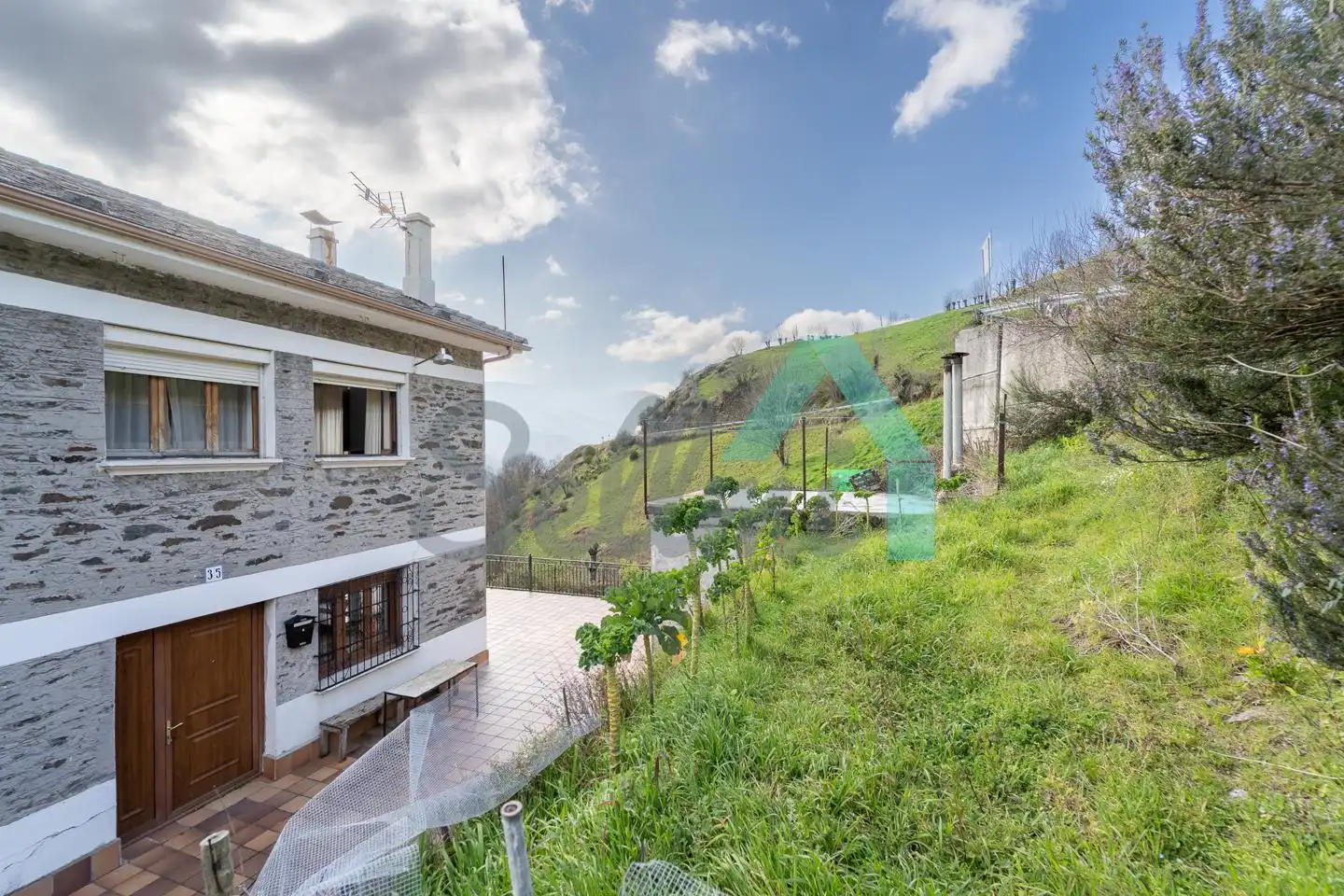 Vista exterior de Casa adosada en venda en Cangas del Narcea amb Calefacció, Jardí privat i Terrassa