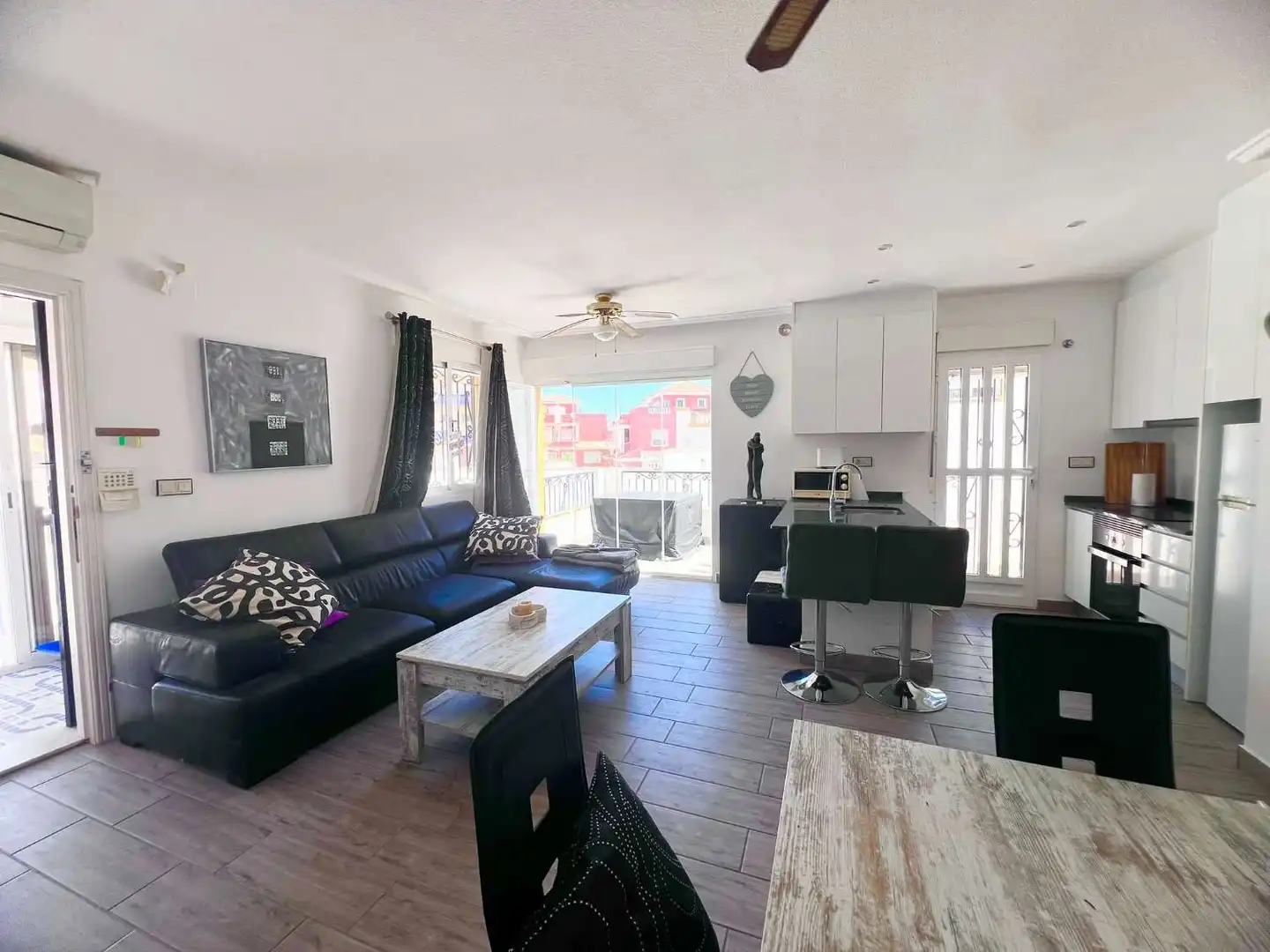 Wohnzimmer von Einfamilien-Reihenhaus zum Verkauf in Torrevieja mit Klimaanlage, Terrasse und Schwimmbad