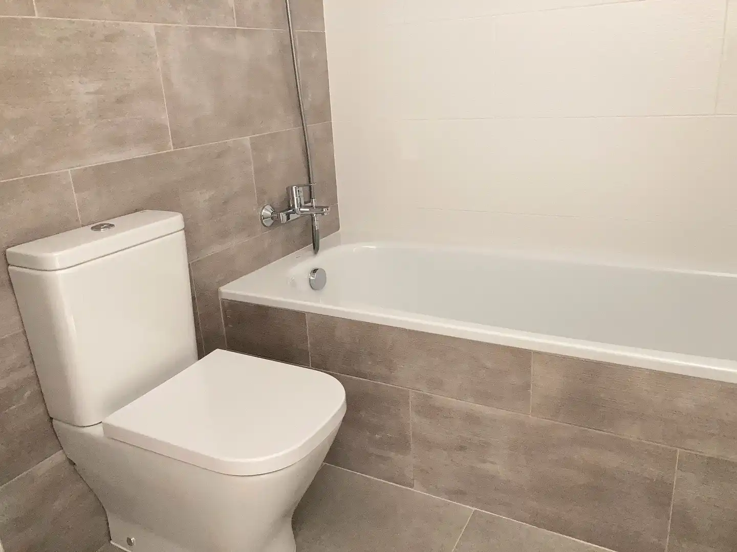 Baño de Piso de alquiler en Sant Adrià de Besòs con Calefacción, Parquet y Terraza