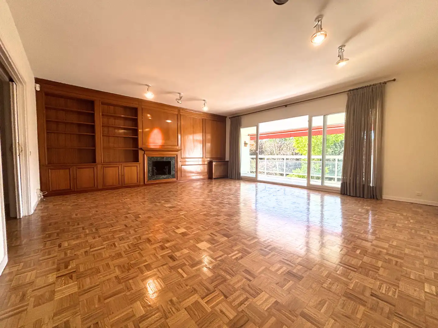 Sala d'estar de Pis de lloguer en Madrid amb Jardí privat, Parquet i Terrassa