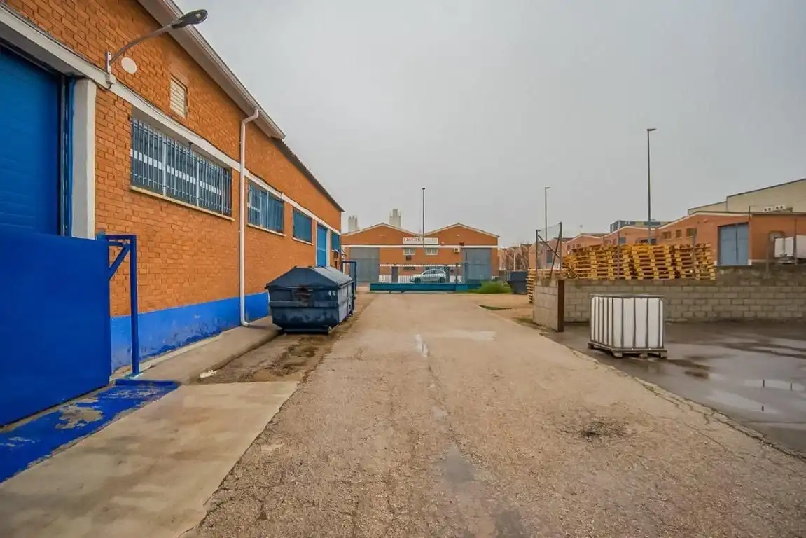 Vista exterior de Nave industrial en venta en Camarma de Esteruelas