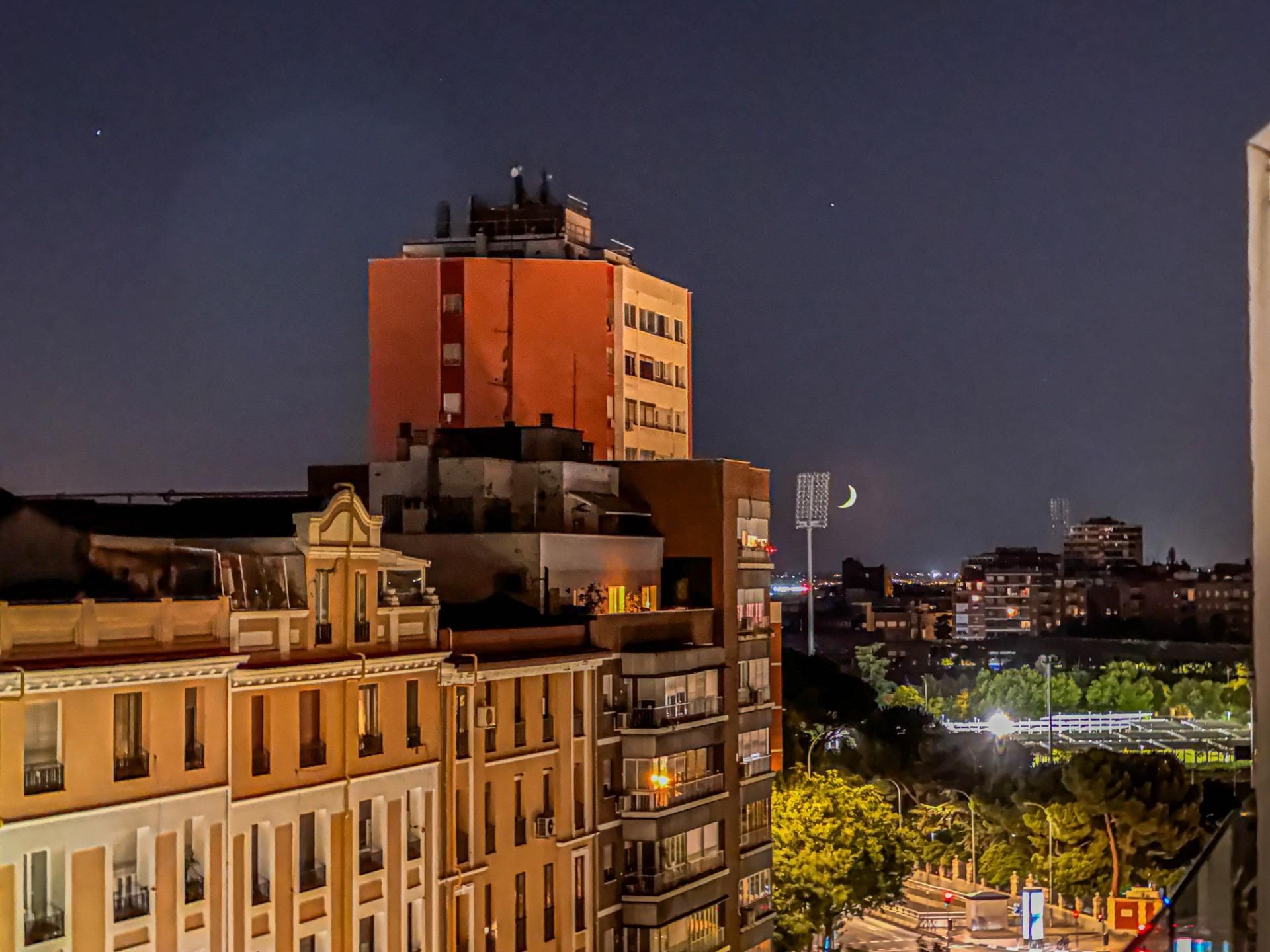 Vista exterior de Ático en venta en  Madrid Capital con Terraza, Trastero y Alarma