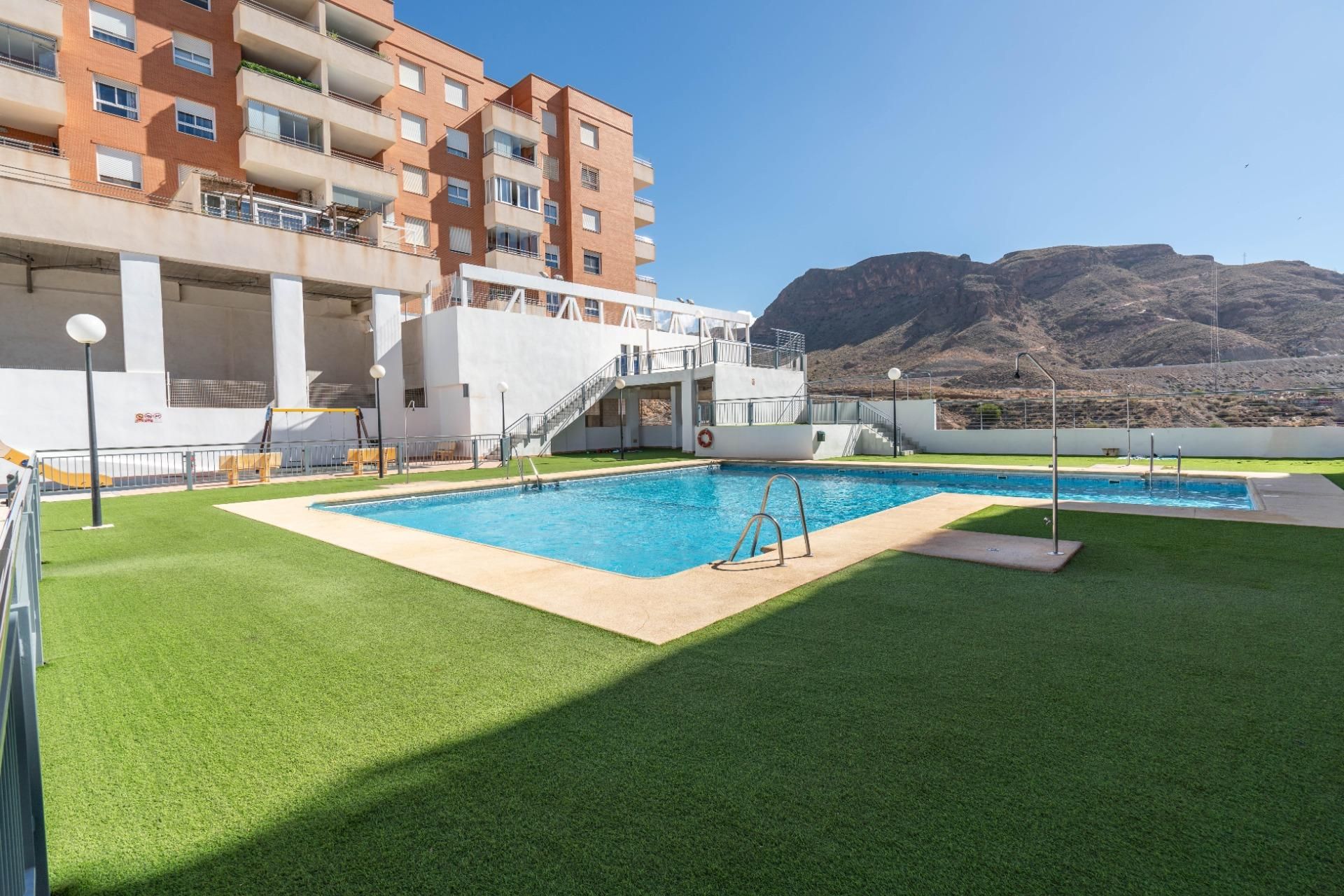 Piscina de Apartamento de alquiler en Roquetas de Mar con Jardín privado, Terraza y Piscina comunitaria