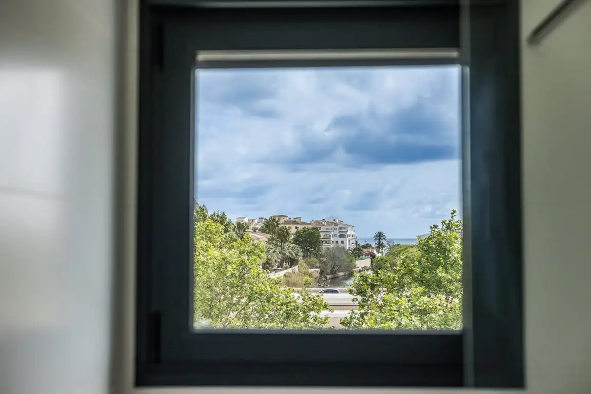 Außenansicht von Wohnungen zur Miete in Jávea / Xàbia mit Klimaanlage, Privatgarten und Schwimmbad