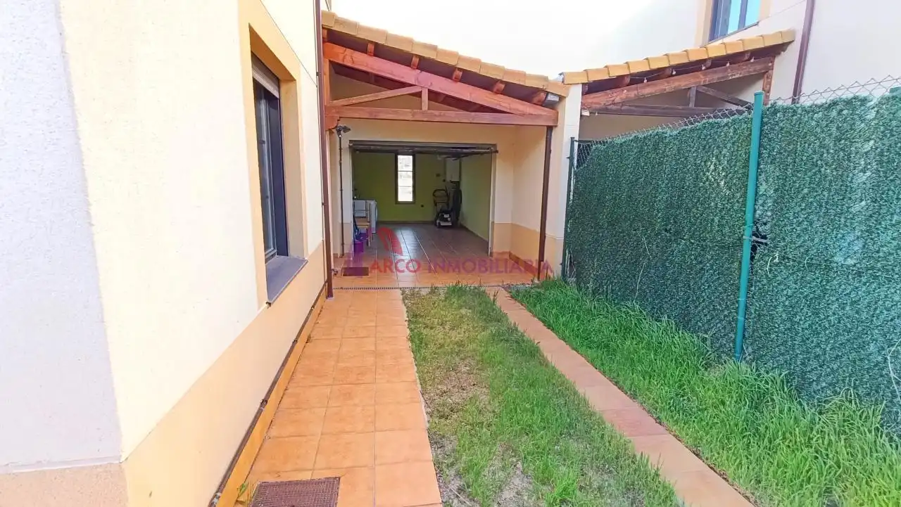 Einfamilien-Reihenhaus zum Verkauf in Cardeñadijo mit Heizung, Privatgarten und Terrasse