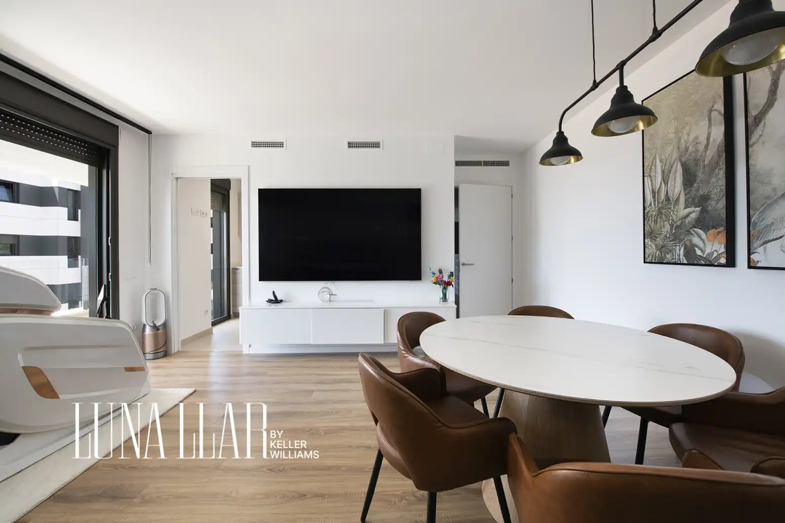 Sala de estar de Piso en venta en Cornellà de Llobregat con Aire acondicionado, Calefacción y Jardín privado