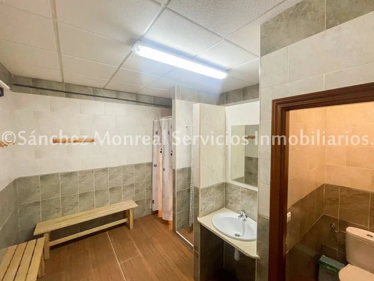 Badezimmer von Geschaftsraum zum Verkauf in Herencia mit Klimaanlage, Heizung und Möbliert