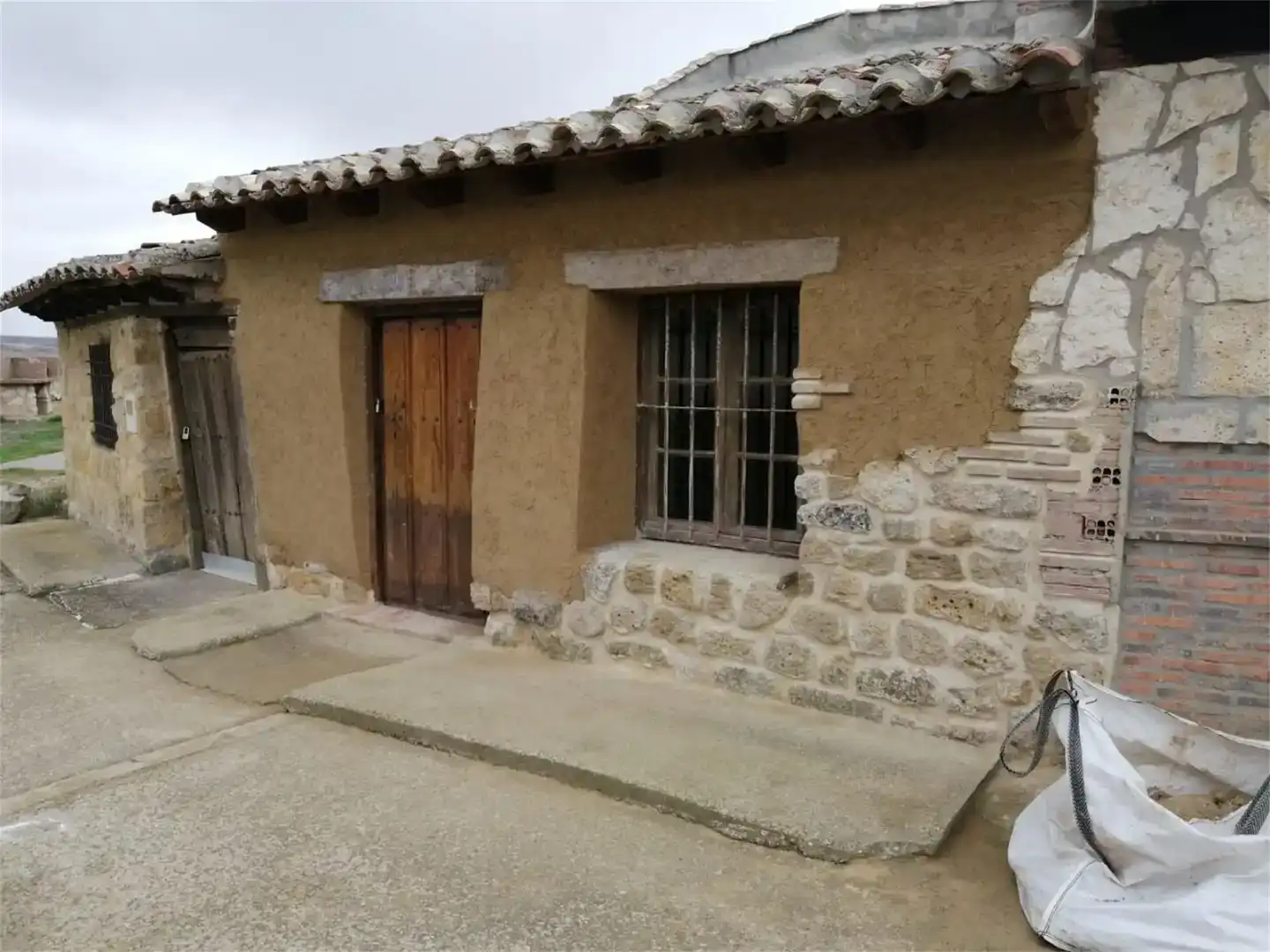Vista exterior de Local de alquiler en Támara de Campos, Palencia