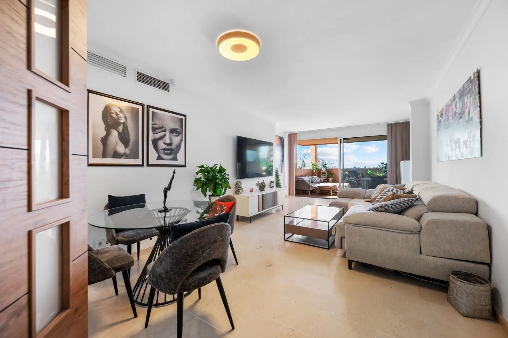Sala d'estar de Apartament en venda en Marbella amb Terrassa, Traster i Piscina