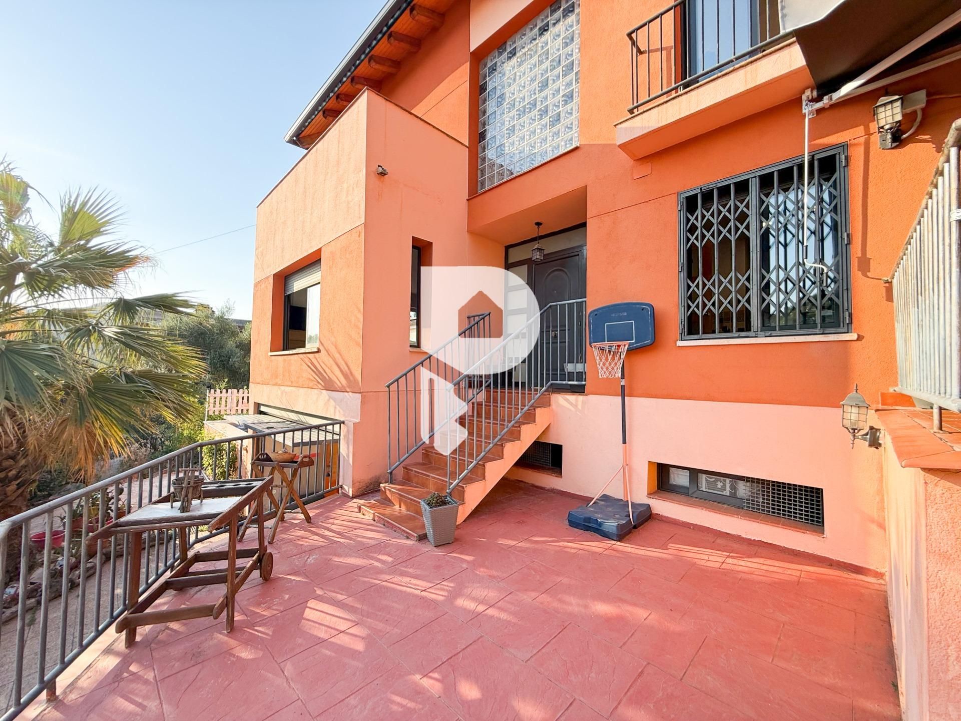 Vista exterior de Casa o xalet en venda en Cervelló amb Aire condicionat, Calefacció i Jardí privat