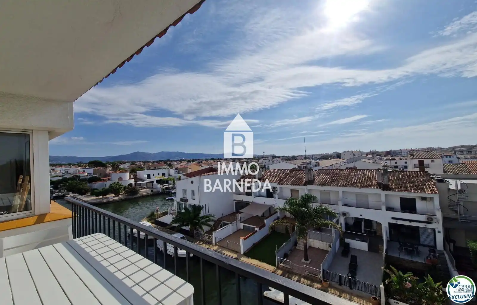 Vista exterior de Pis en venda en Empuriabrava amb Aire condicionat, Calefacció i Terrassa