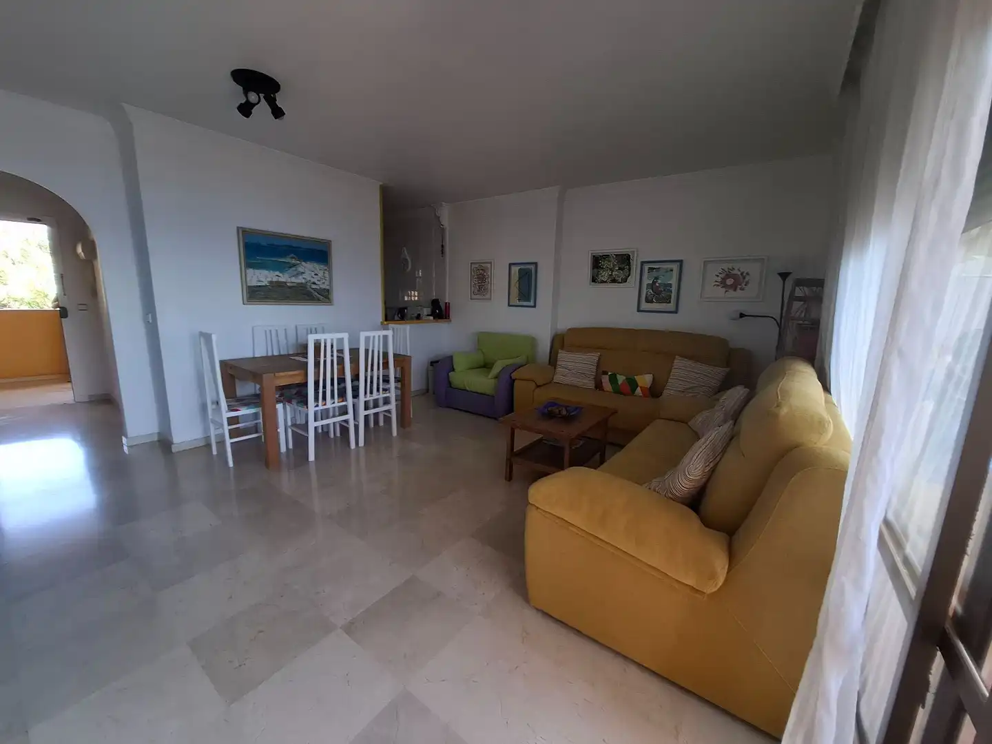 Sala de estar de Apartamento de alquiler en Benalmádena con Terraza, Amueblado y Piscina comunitaria