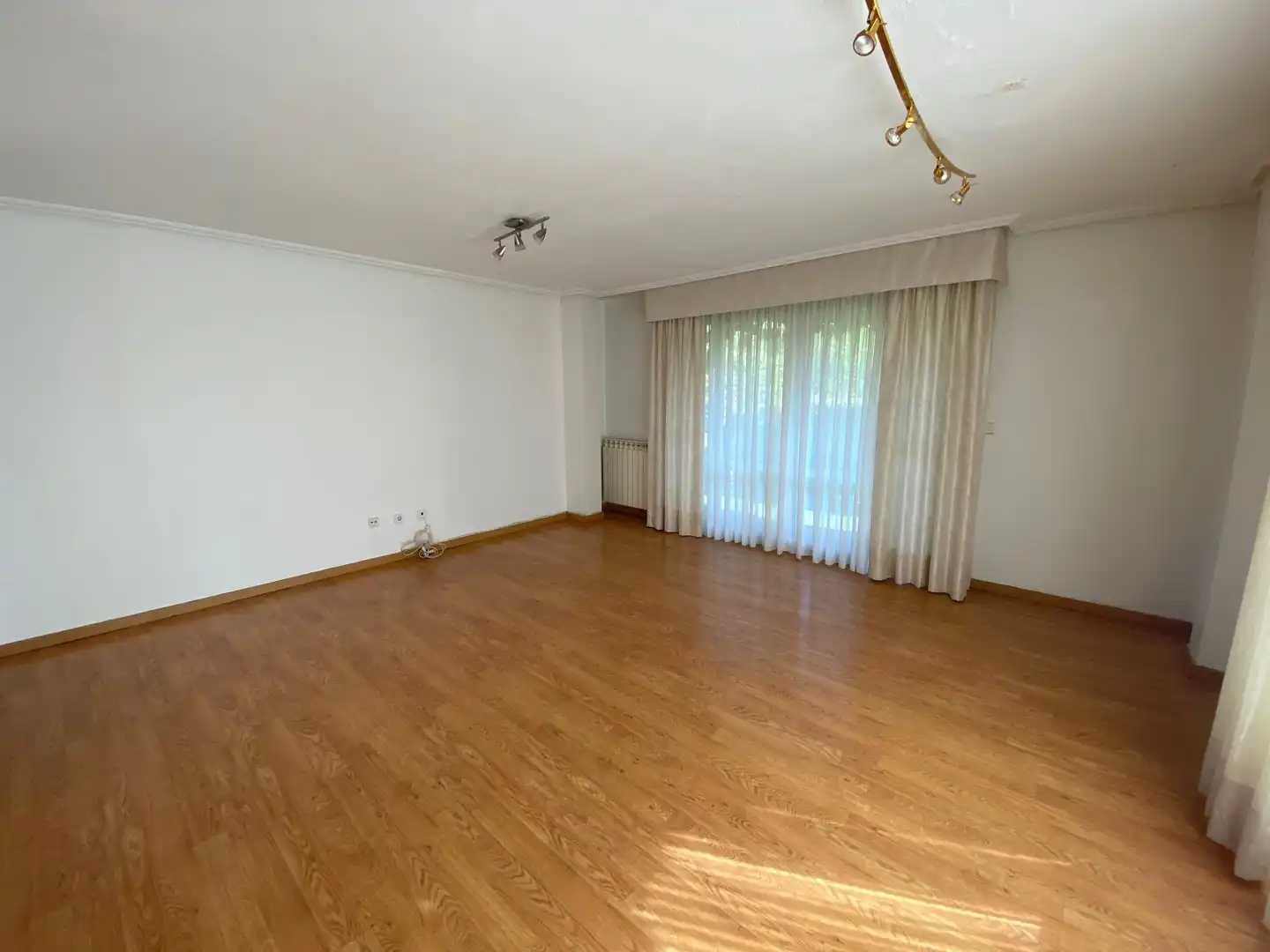 Sala d'estar de Casa adosada en venda en Zaragoza amb Terrassa i Piscina