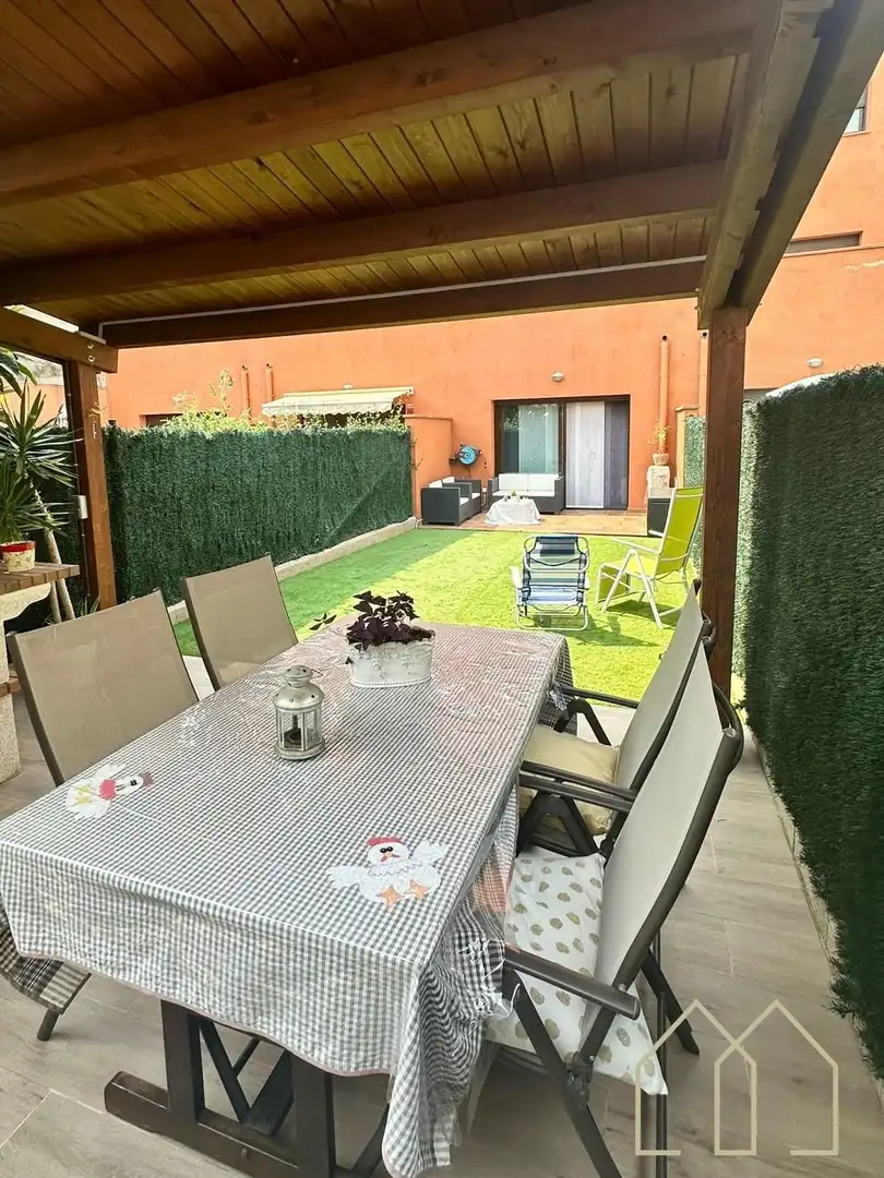 Garten von Einfamilien-Reihenhaus zum Verkauf in Caldes de Malavella mit Klimaanlage, Heizung und Privatgarten
