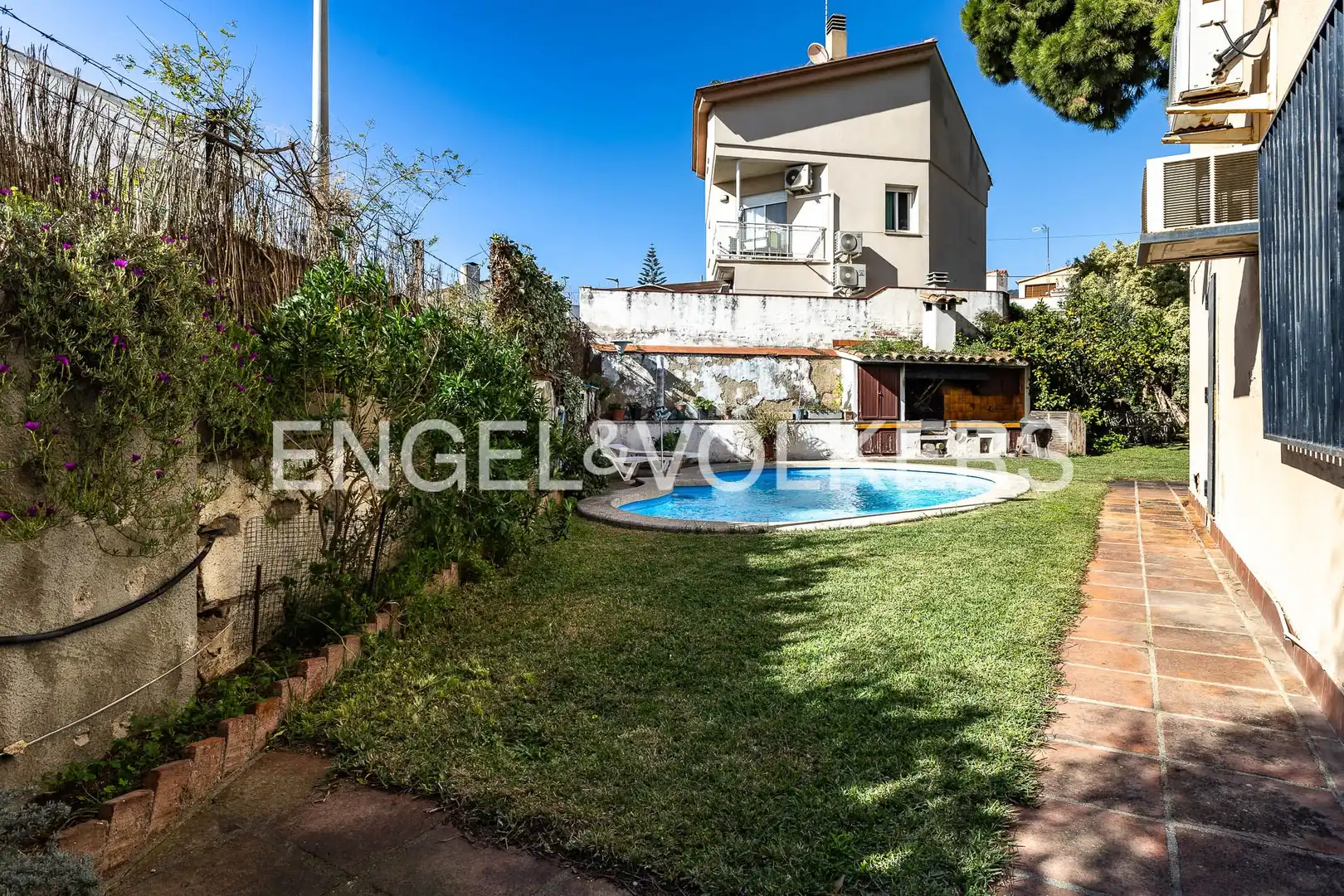 Vista exterior de Apartament en venda en Premià de Dalt amb Calefacció, Jardí privat i Terrassa