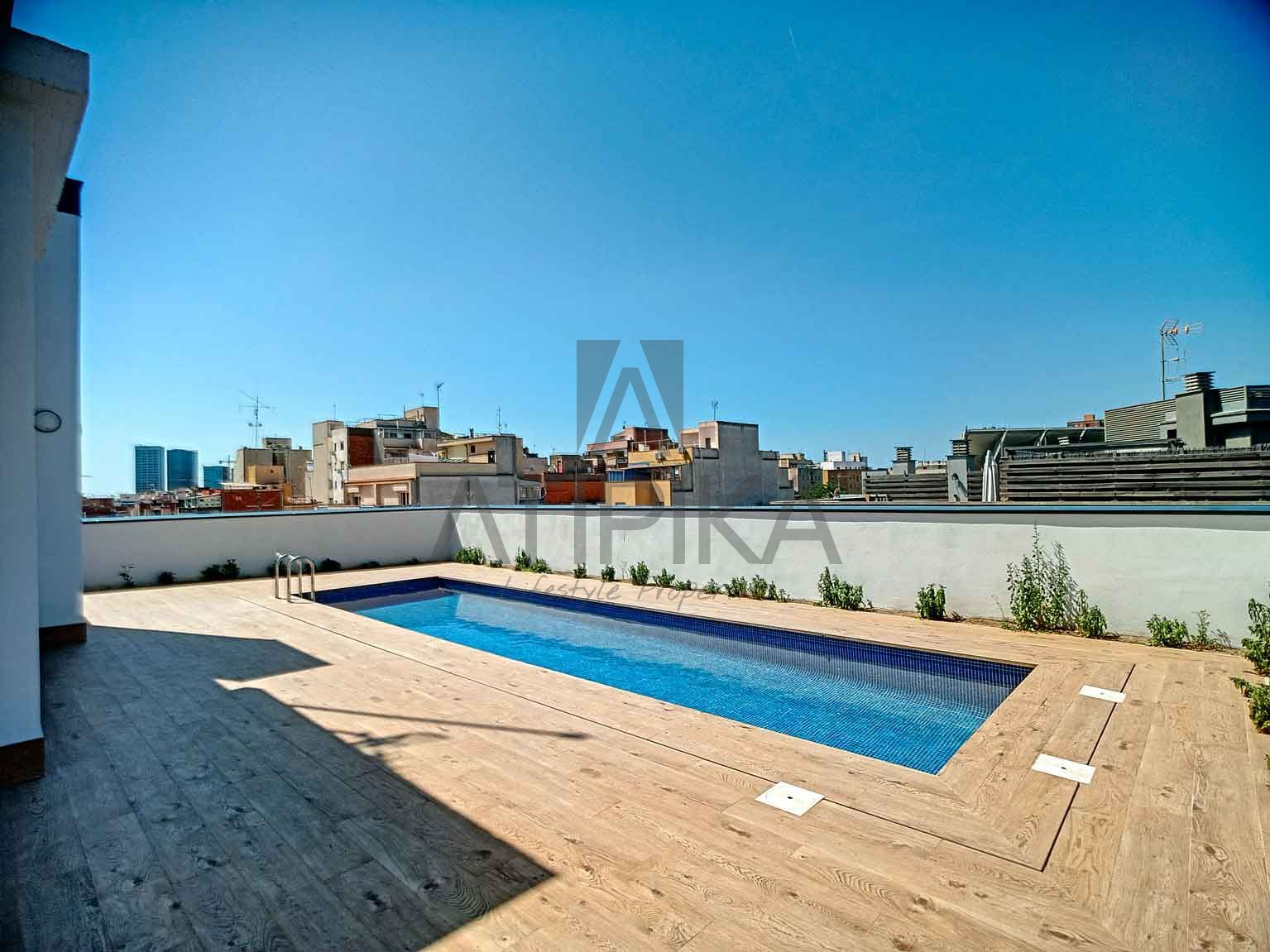 Piscina de Pis en venda en L'Hospitalet de Llobregat amb Aire condicionat, Calefacció i Parquet