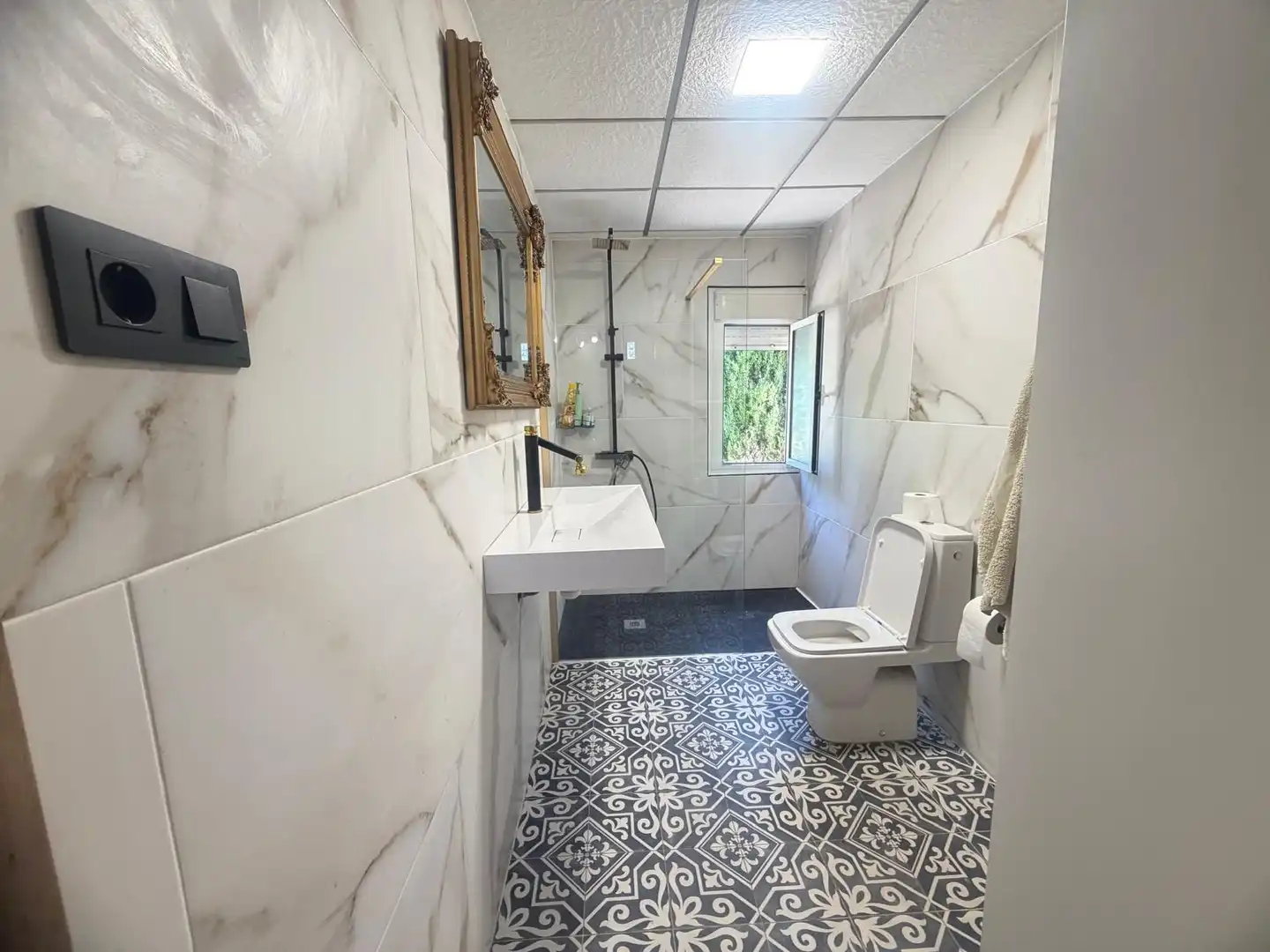 Bany de Casa o xalet en venda en Elche / Elx amb Aire condicionat, Jardí privat i Terrassa