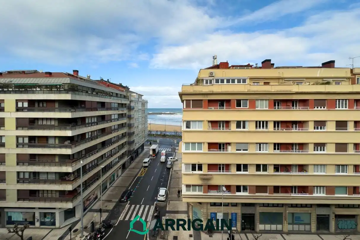 Vista exterior de Pis en venda en Donostia - San Sebastián  amb Calefacció, Terrassa i Balcó