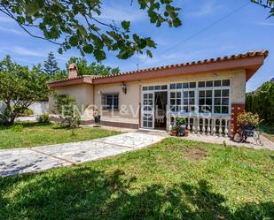 Vista exterior de Casa o xalet en venda en Chiclana de la Frontera amb Aire condicionat, Calefacció i Jardí privat