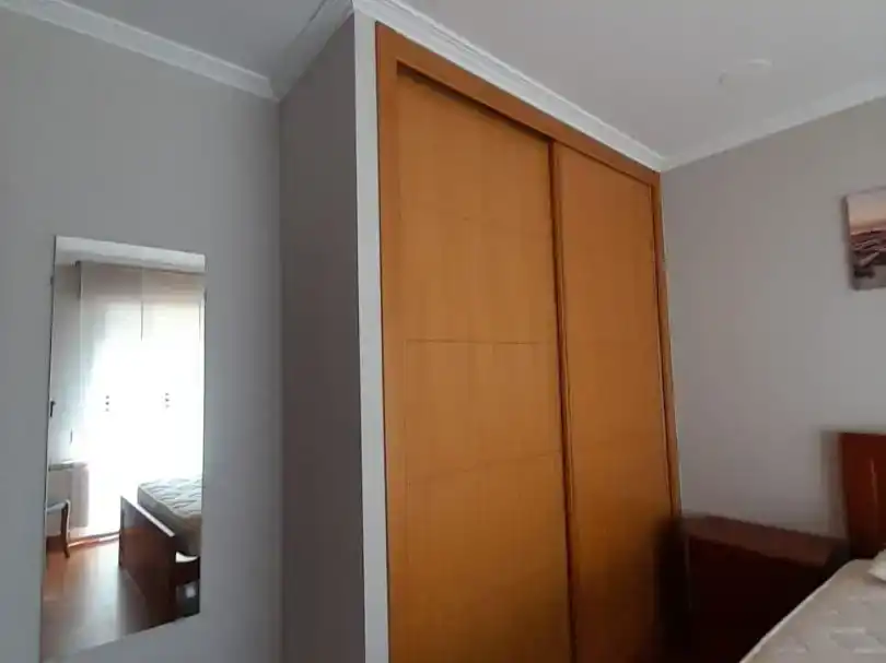 Schlafzimmer von Wohnung zur Miete in Santiago de Compostela  mit Balkon