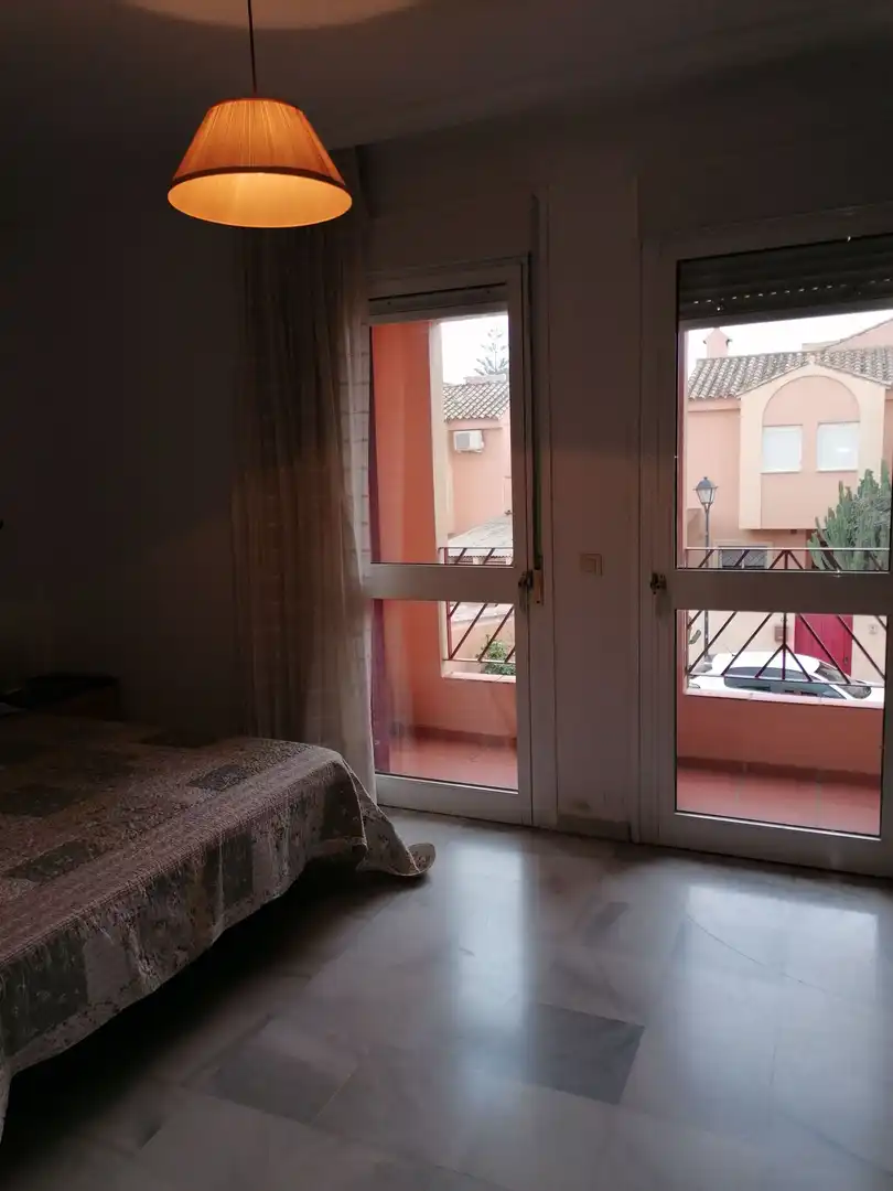 Dormitori de Casa adosada de lloguer en Algeciras amb Jardí privat, Terrassa i Traster