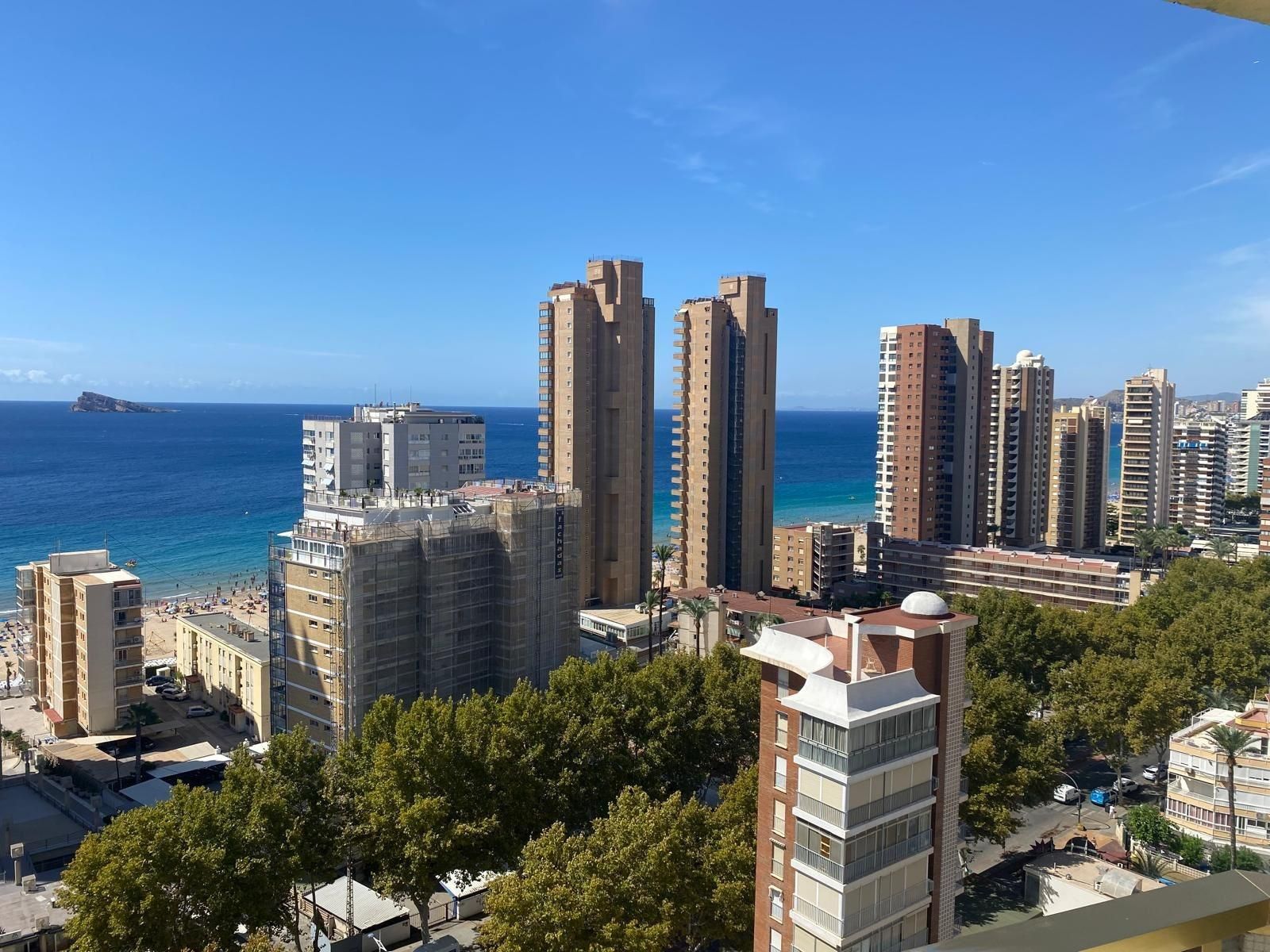Vista exterior de Apartament en venda en Benidorm amb Terrassa i Piscina comunitària