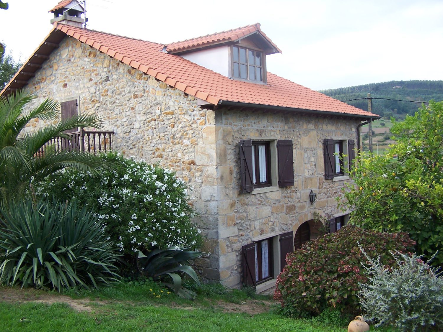 Vista exterior de Casa o xalet en venda en Bárcena de Cicero amb Calefacció i Moblat