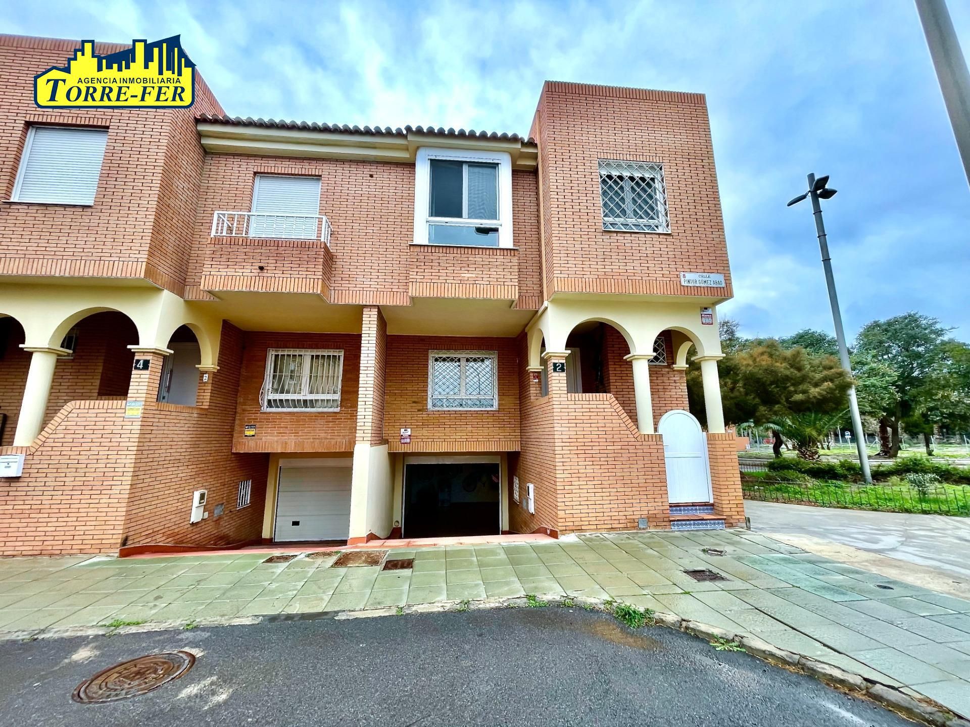 Vista exterior de Casa adosada en venta en  Almería Capital con Aire acondicionado, Jardín privado y Alarma