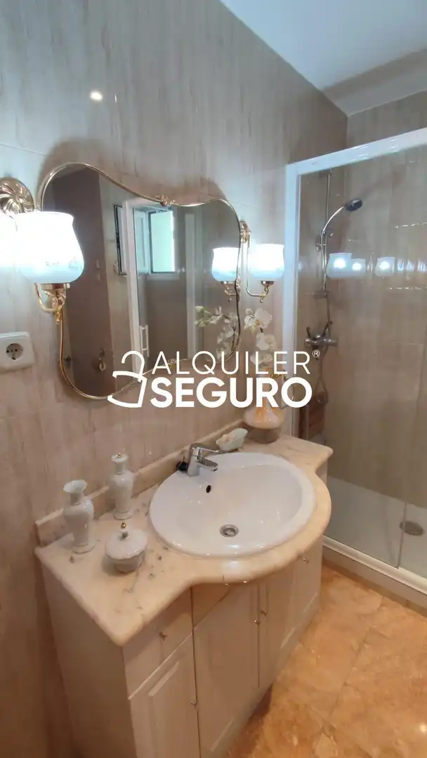 Baño de Piso de alquiler en Madrid con Calefacción, Terraza y Amueblado