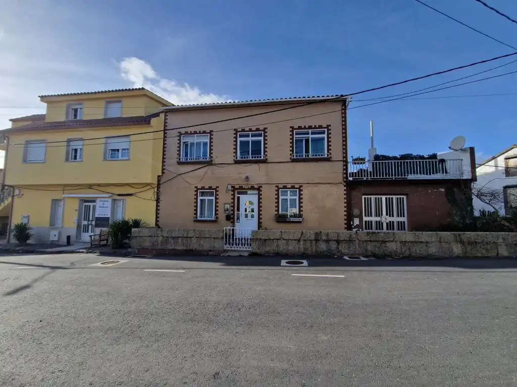 Vista exterior de Casa o xalet en venda en Ribeira amb Jardí privat, Terrassa i Moblat