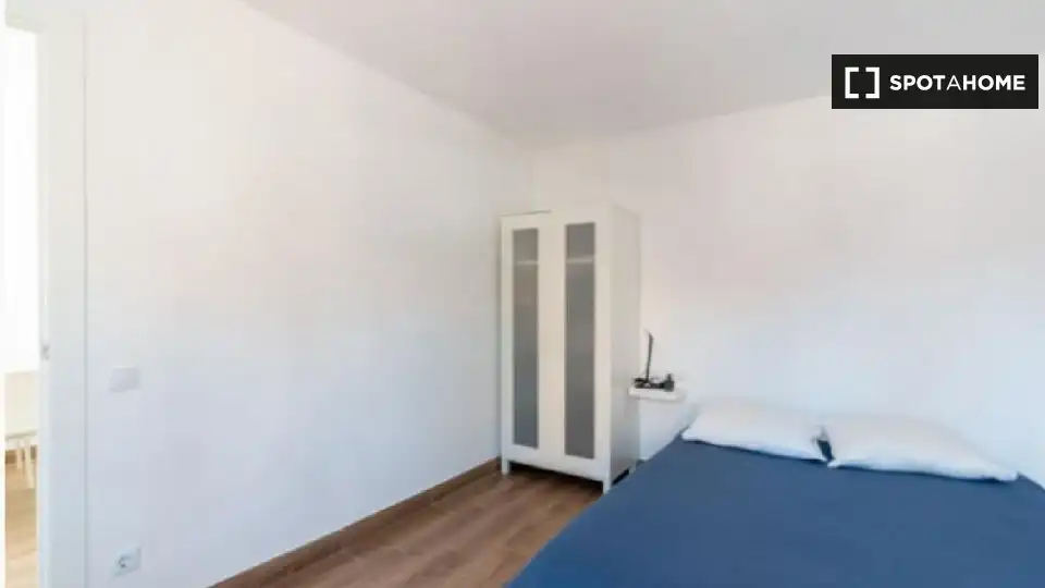 Dormitori de Pis per a compartir en L'Hospitalet de Llobregat amb Aire condicionat, Calefacció i Moblat