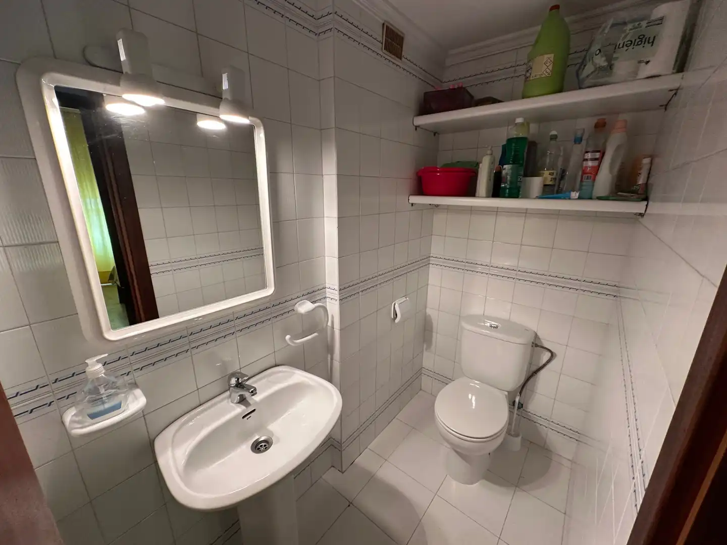 Baño de Piso en venta en Benalmádena con Terraza, Trastero y Amueblado