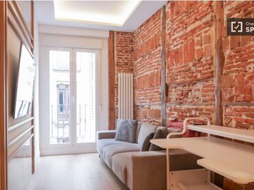 Flat with balcony to rent in Chamberí
