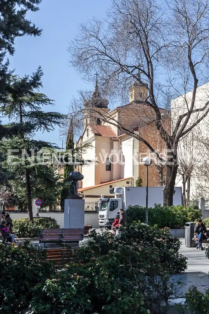 Außenansicht von Wohnung zum Verkauf in Madrid mit Klimaanlage, Heizung und Privatgarten