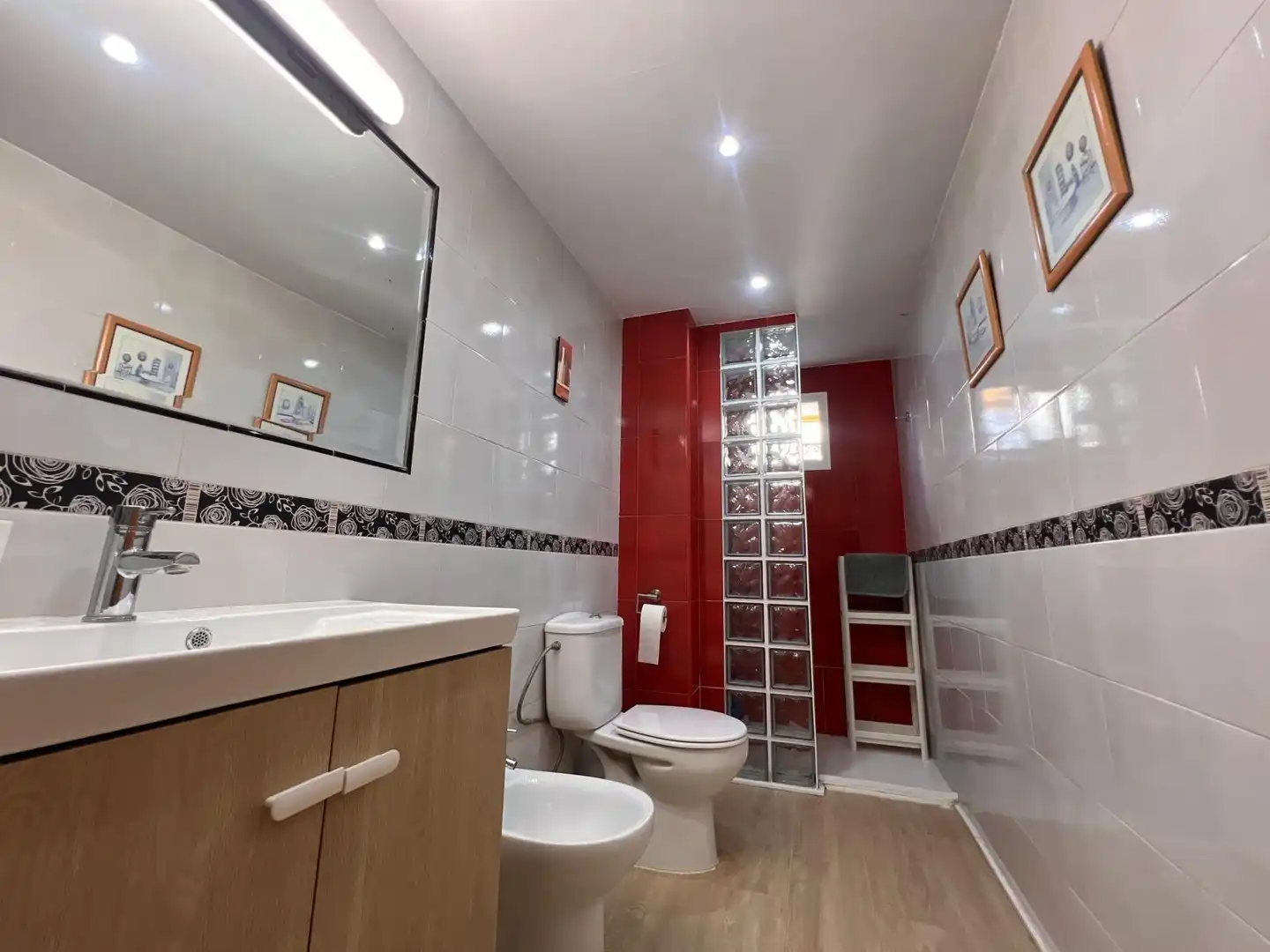 Badezimmer von Wohnung zum Verkauf in Cádiz mit Möbliert und Balkon