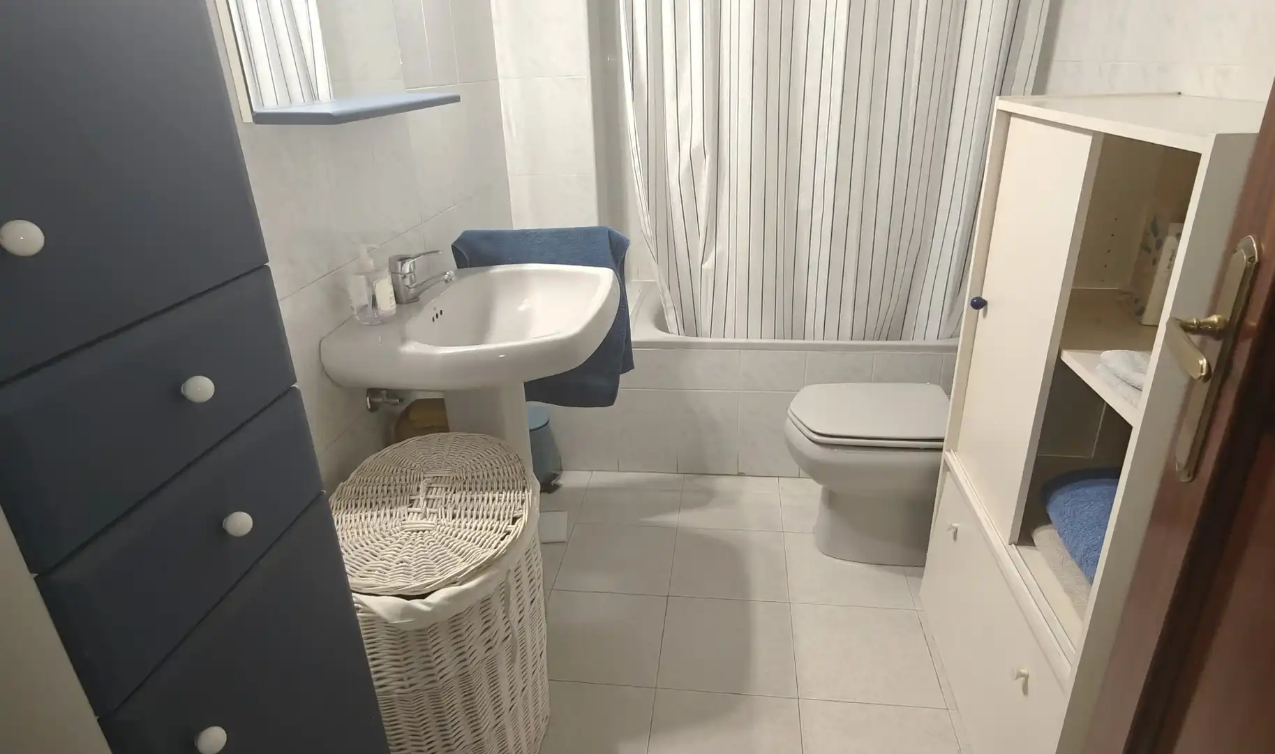 Baño de Apartamento en venta en Zaragoza con Aire acondicionado, Calefacción y Parquet