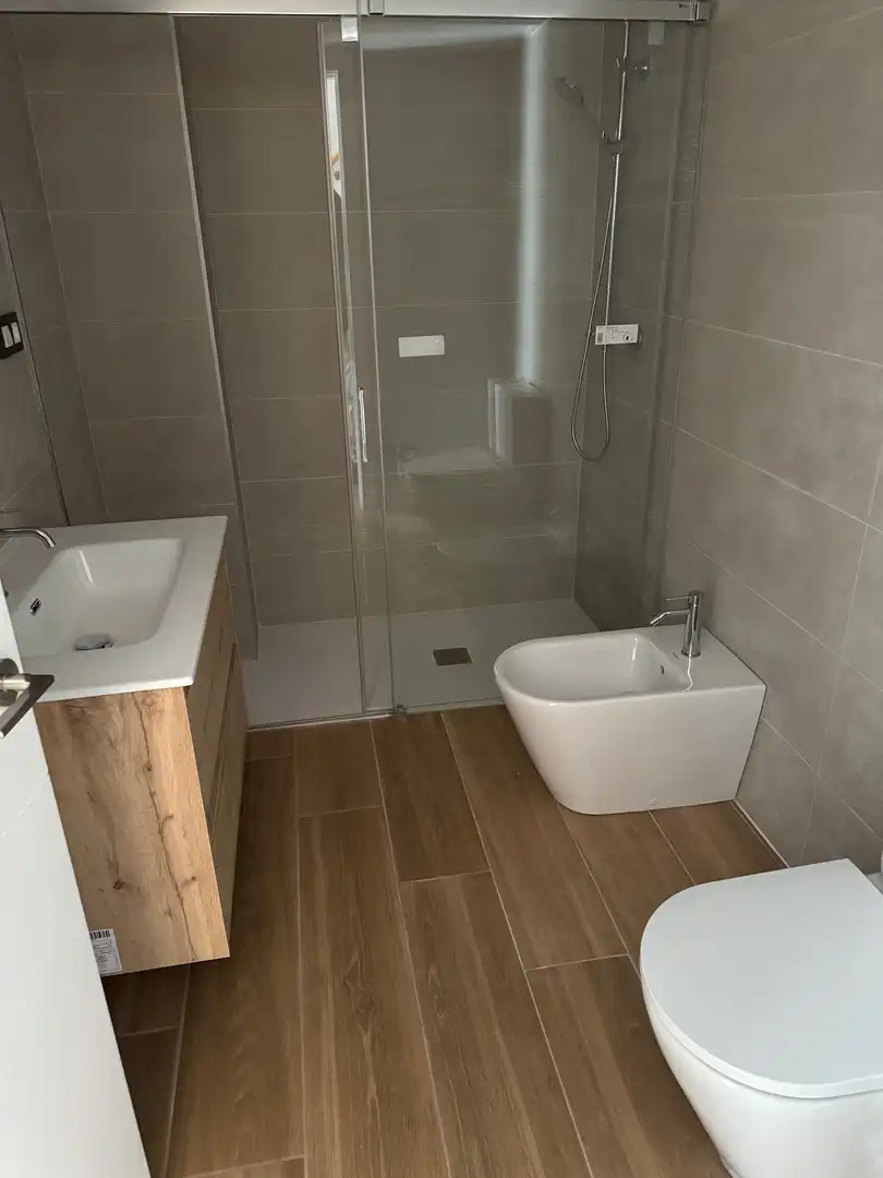 Badezimmer von Einfamilien-Reihenhaus zum Verkauf in Viladecavalls mit Klimaanlage, Heizung und Terrasse