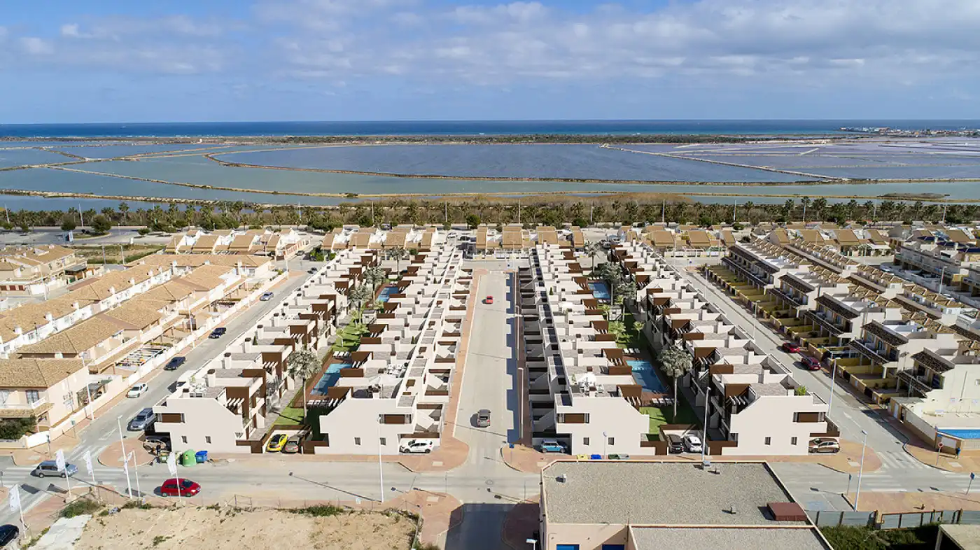 Vista exterior de Casa o chalet en venta en San Pedro del Pinatar con Terraza y Piscina comunitaria