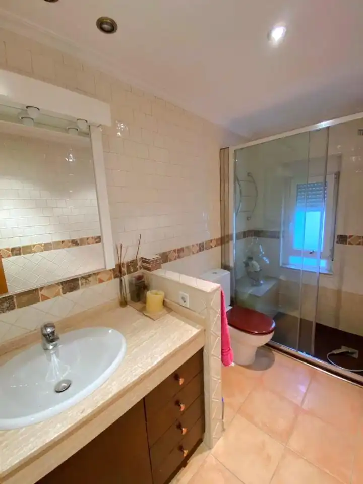 Bany de Apartament en venda en León Capital  amb Calefacció i Parquet