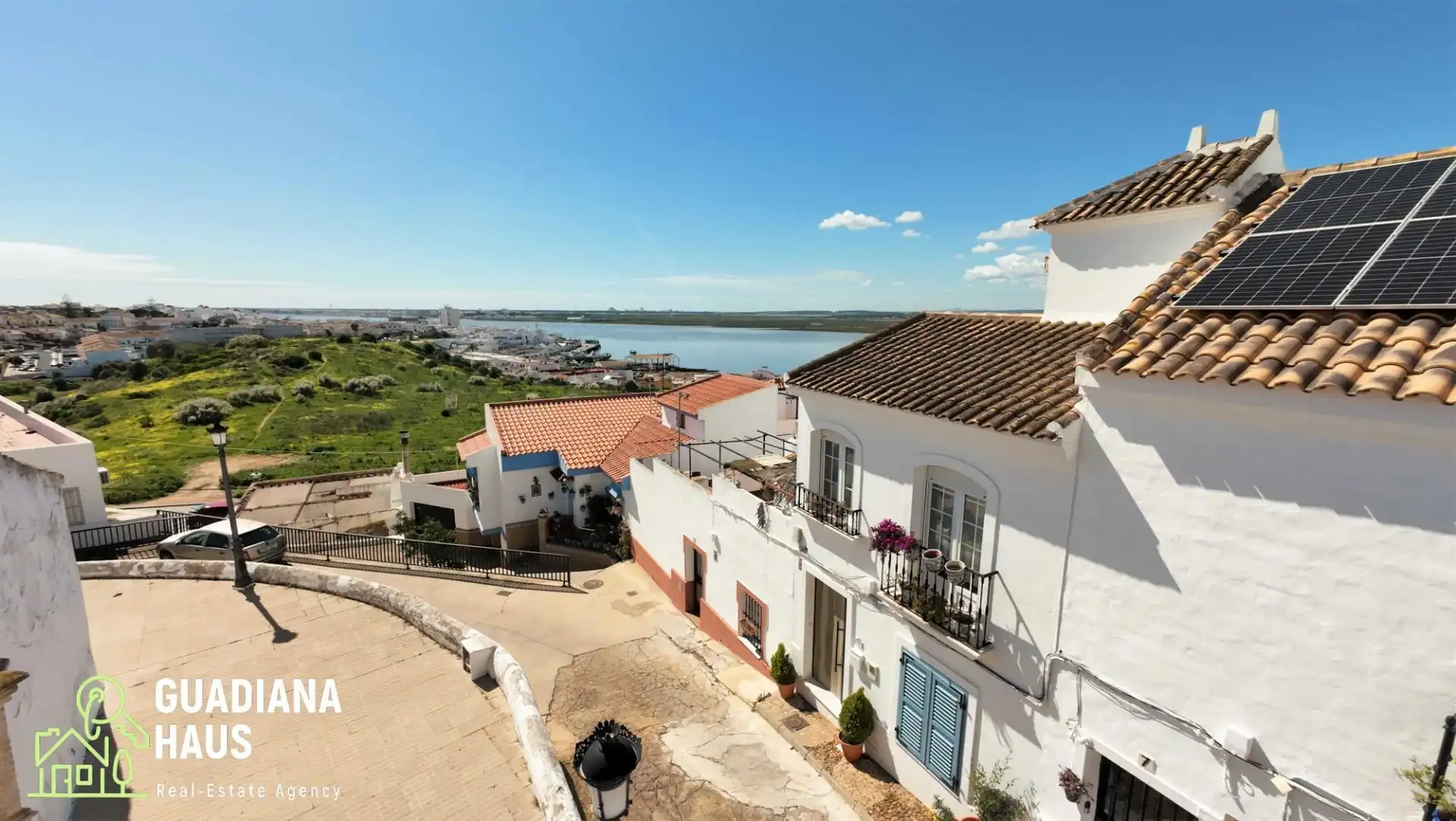 Vista exterior de Casa adosada en venda en Ayamonte amb Aire condicionat, Calefacció i Terrassa