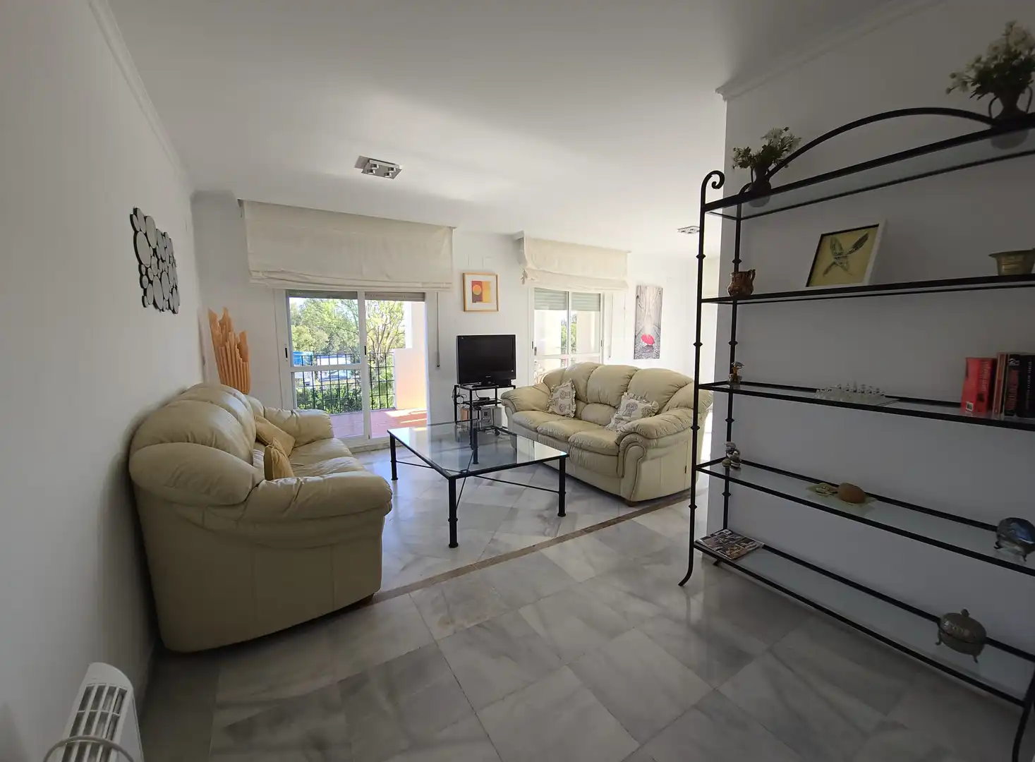 Wohnzimmer von Dachboden zur Miete in Marbella mit Klimaanlage, Terrasse und Möbliert