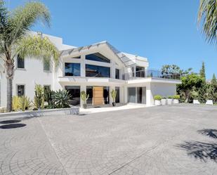 Vista exterior de Casa o xalet en venda en Marbella amb Aire condicionat, Jardí privat i Terrassa