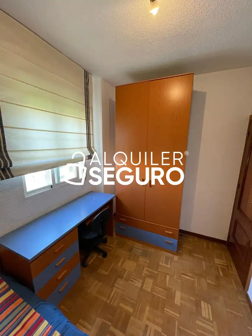 Dormitori de Pis de lloguer en Madrid amb Calefacció, Terrassa i Moblat